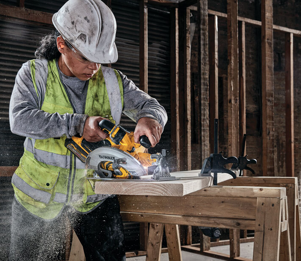 Дисковая пила аккумуляторная (без аккумуляторов) DEWALT DCS573NT 190мм 54В-4