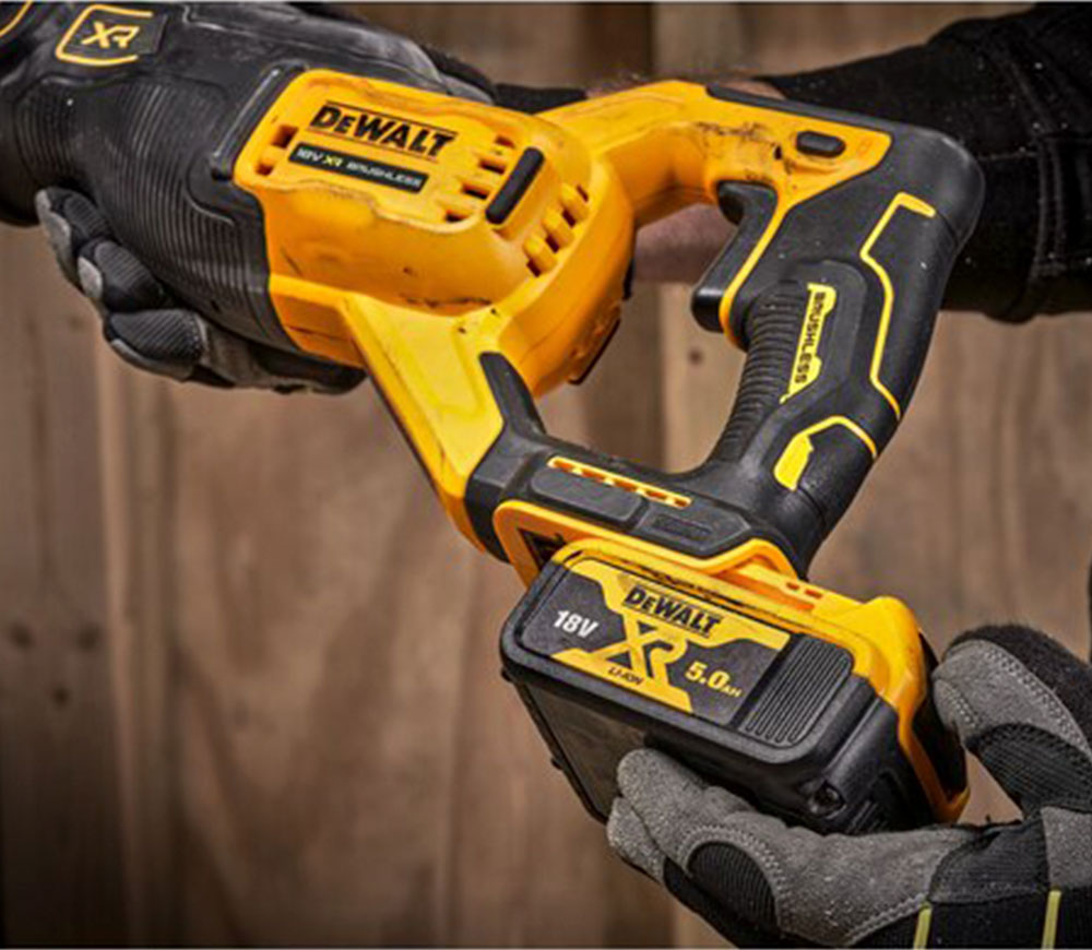 Fierăstrău sabie cu acumulator (fără baterii) DEWALT DCS382NT-XJ 18V-4