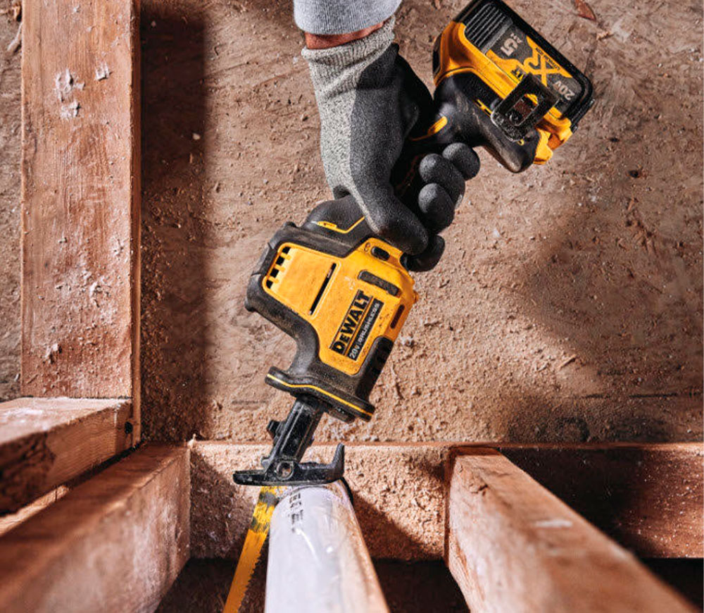 Fierăstrău sabie cu acumulator (fără baterii) DEWALT DCS369NT 18V-8