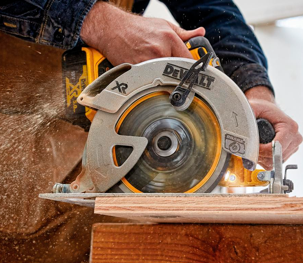 Дисковая пила аккумуляторная (без аккумуляторов) DEWALT DCS570NT 184мм 18В-6