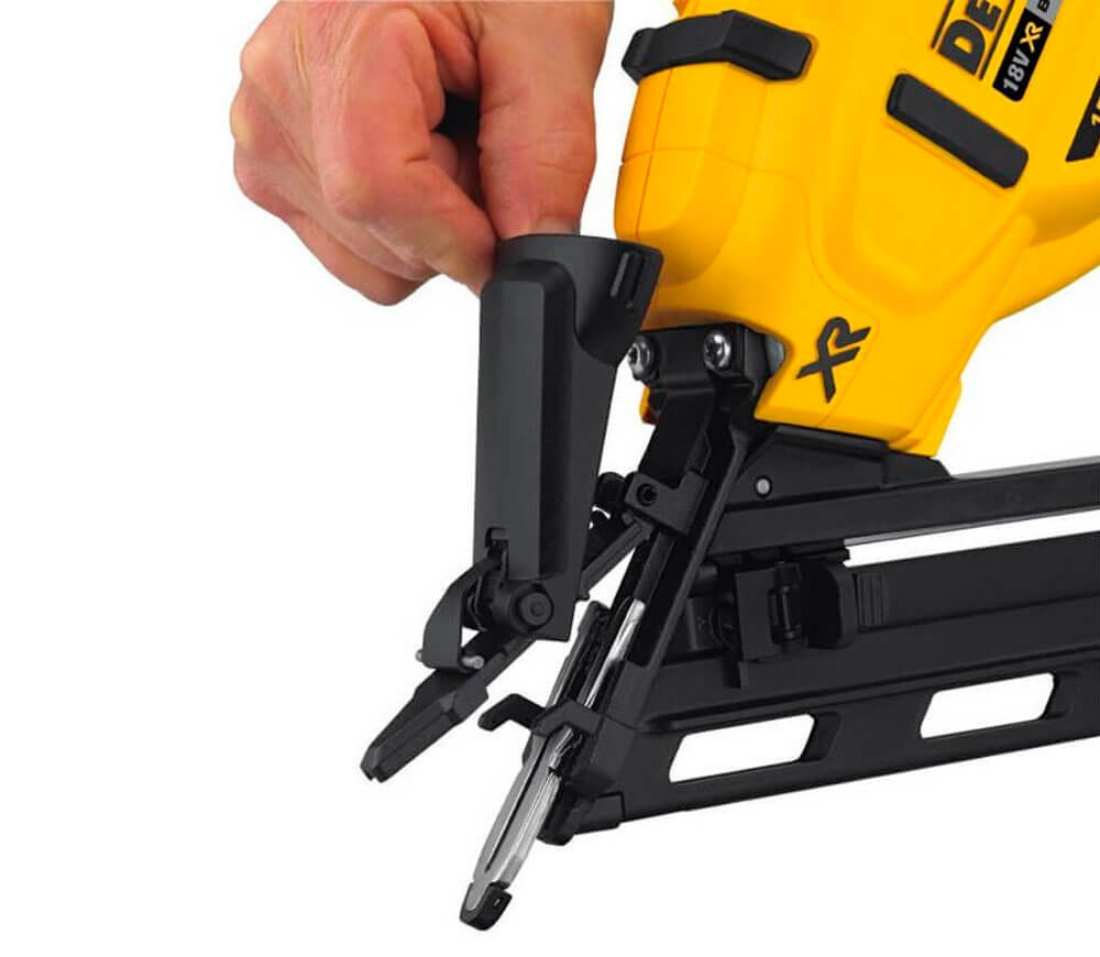 Pistol de bătut cuie cu acumulator (fără baterii) DEWALT DCN650N 18V-2