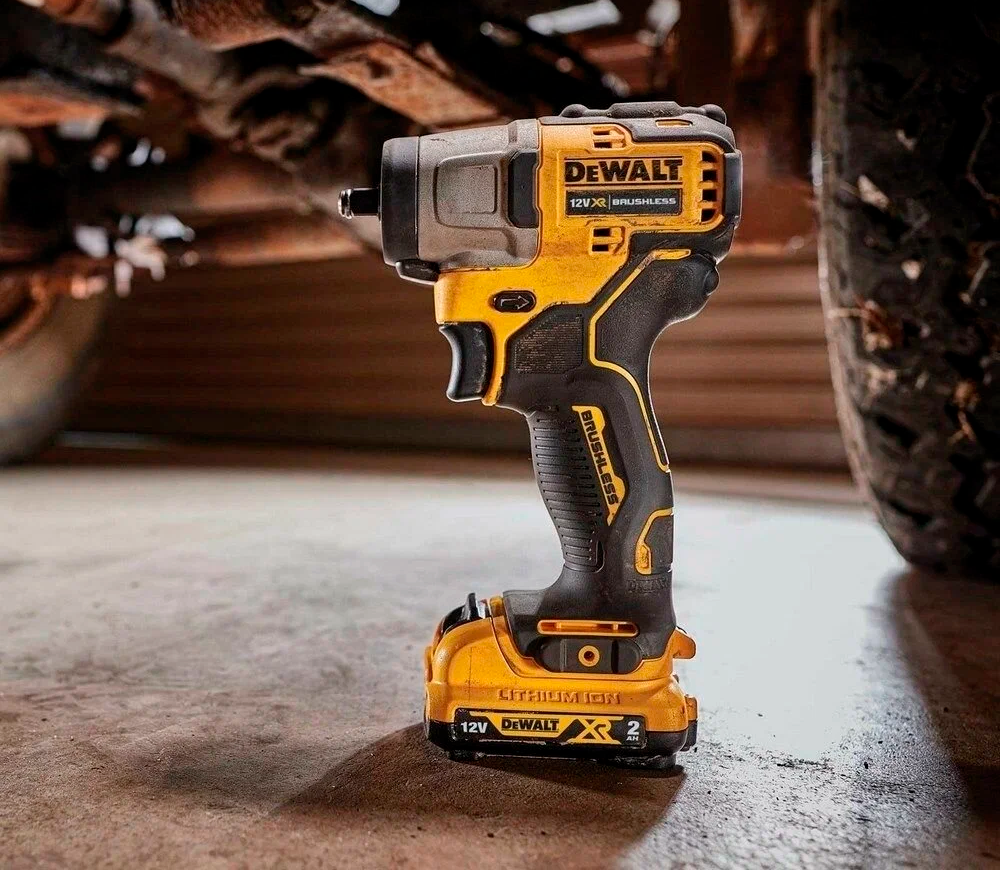 Mașină de înșurubat cu impact DEWALT DCF902N 200w 168Nm-3