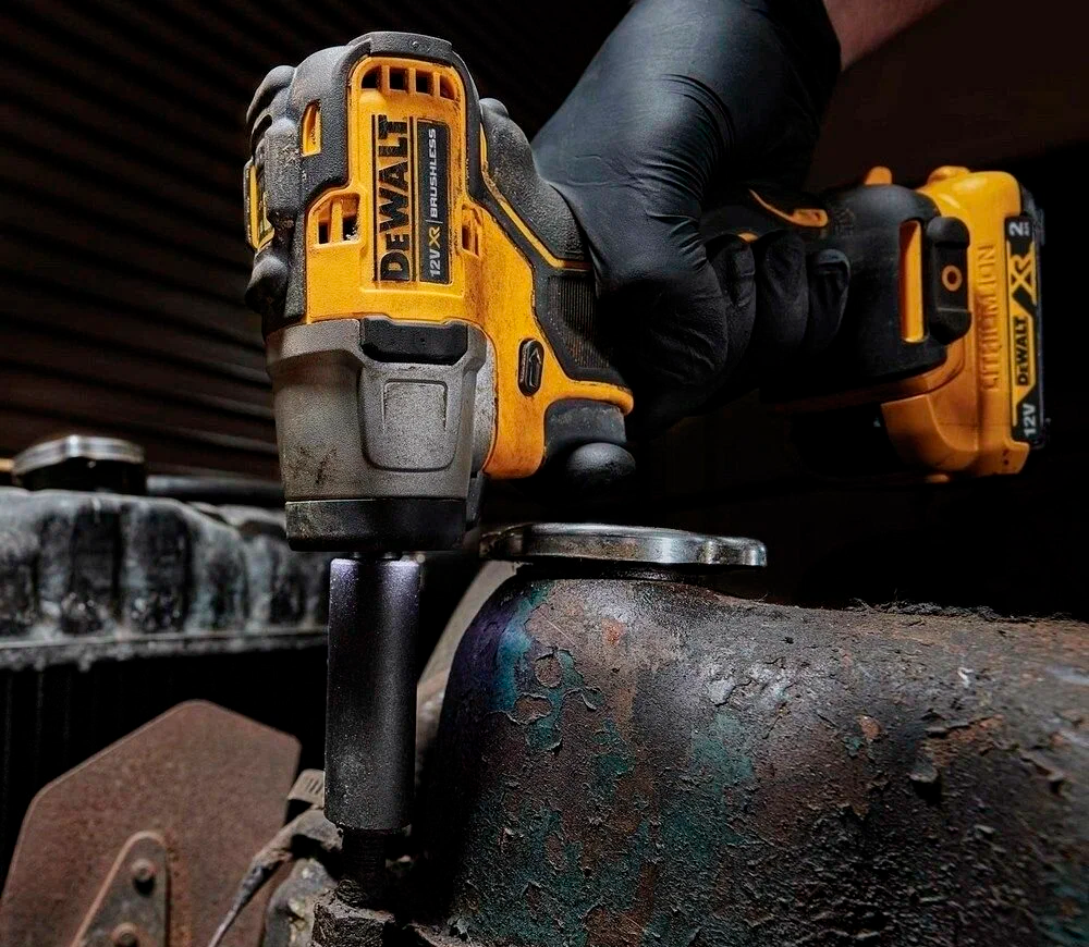 Mașină de înșurubat cu impact DEWALT DCF902N 200w 168Nm-4