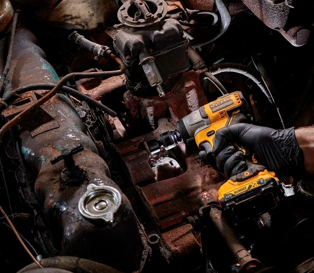 Mașină de înșurubat cu impact DEWALT DCF902N 200w 168Nm-5