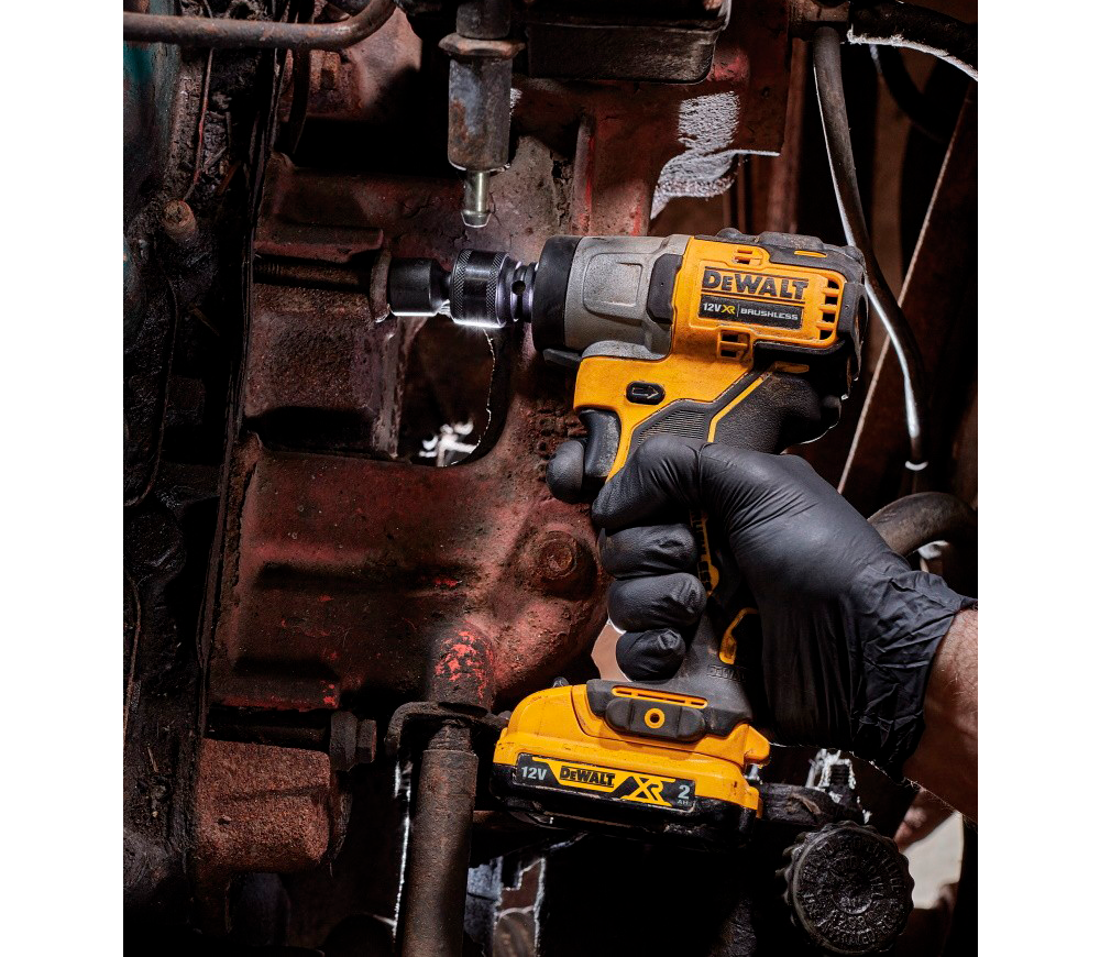 Mașină de înșurubat cu impact DEWALT DCF902N 200w 168Nm-7