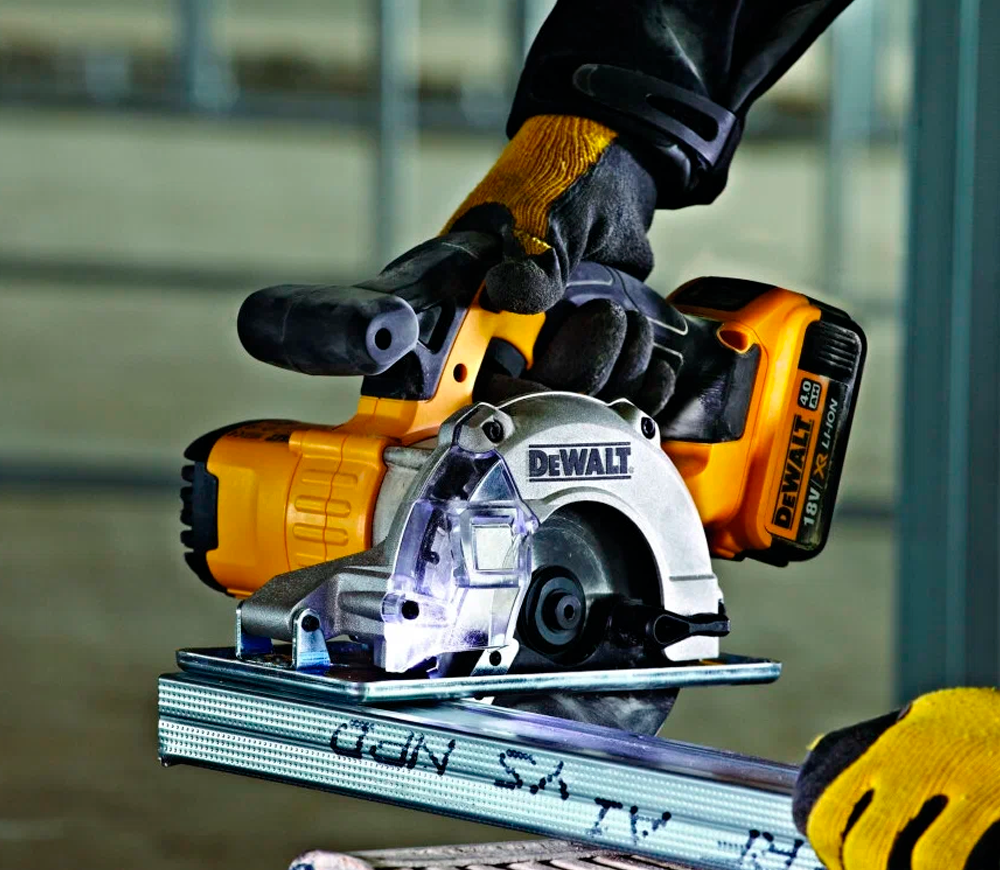 Fierăstrău circular cu acumulator (fără bat) DEWALT DCS373NT 140mm 18V-5