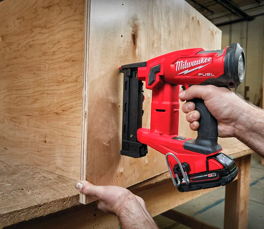 Capsator cu acumulator (fără bat) MILWAUKEE M18FNCS18GS-0X  900bat/min 18V-9