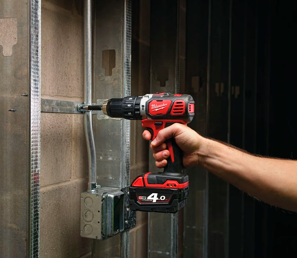 Шуруповёрт аккумуляторный ударный MILWAUKEE M18 BPD-402C  18В 4Ач-4