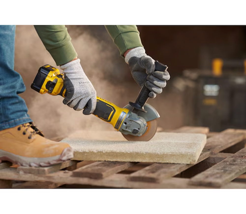 Угловая шлифмашина аккумуляторная STANLEY SFMCG700M2K-QW 125мм 18В 4Ач-2