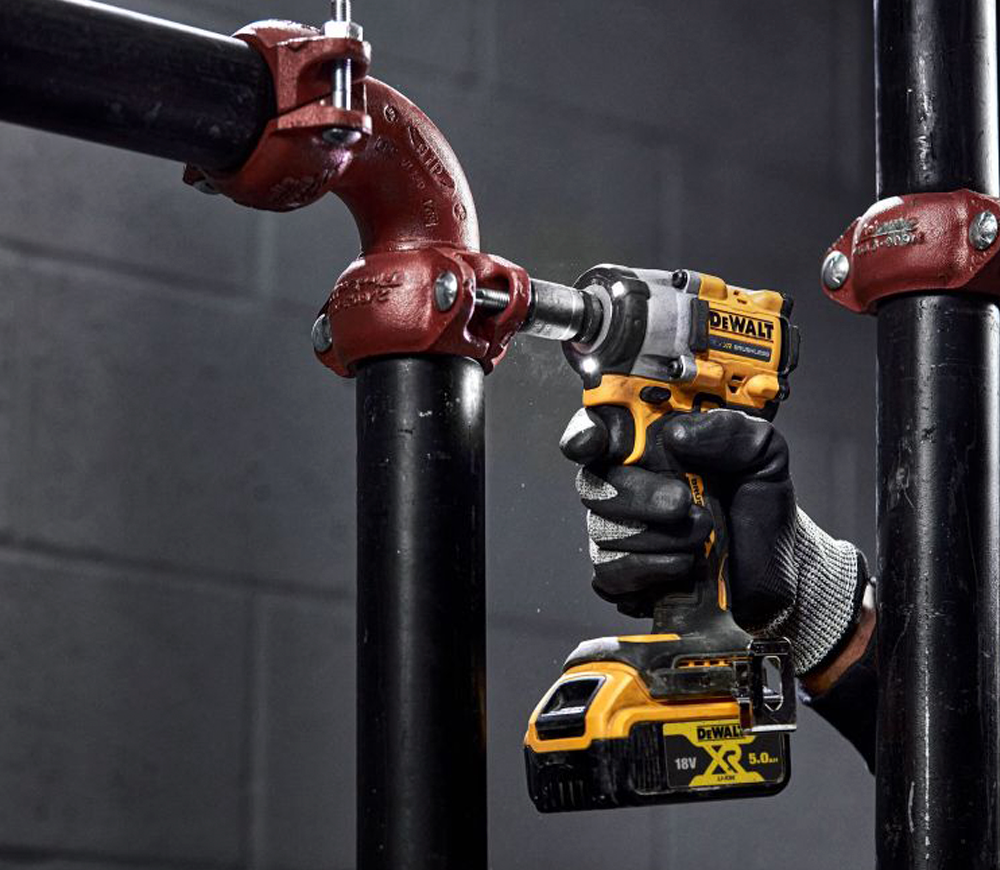 Mașină de înșurubat cu impact cu acumulator DEWALT DCF922P2T-QW 18V 5Ah 610Nm-8
