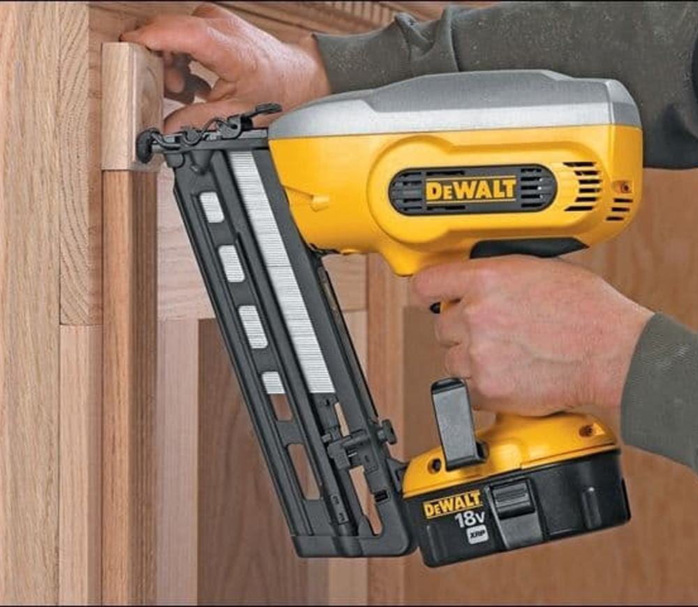 Нейлер аккумуляторный DEWALT DC618KB  18В 2.6Ач-2