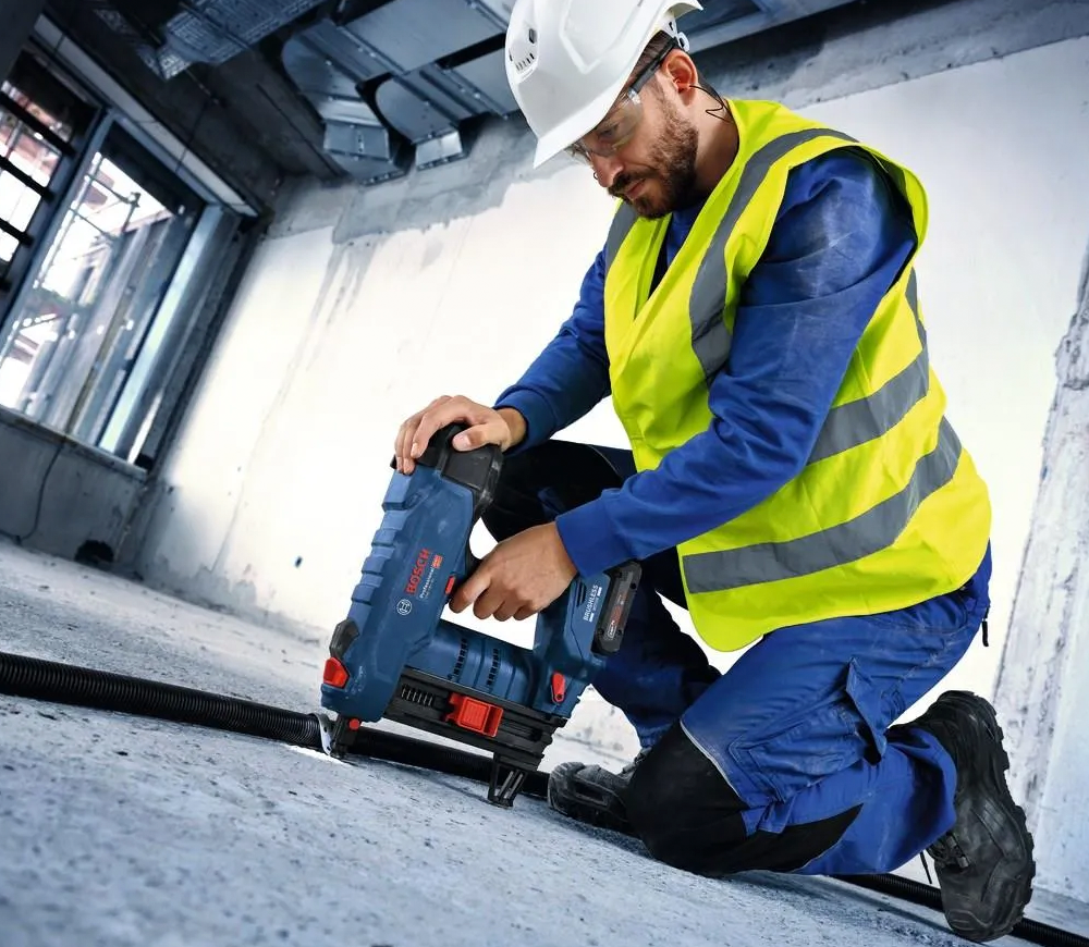 Pistol de bătut cuie cu acumulator pe beton (fără bat) BOSCH GNB 18V-40 18V-2